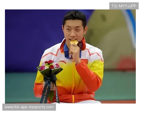 世界冠军许昕近况，现身迪士尼当“保镖”，妻子带俩娃锅盖头抢镜